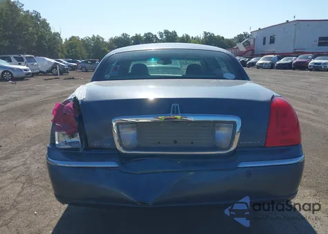 2005 Lincoln Town Car Signature Limited из США, поврежденный, VIN 1LNHM82W85Y649993
